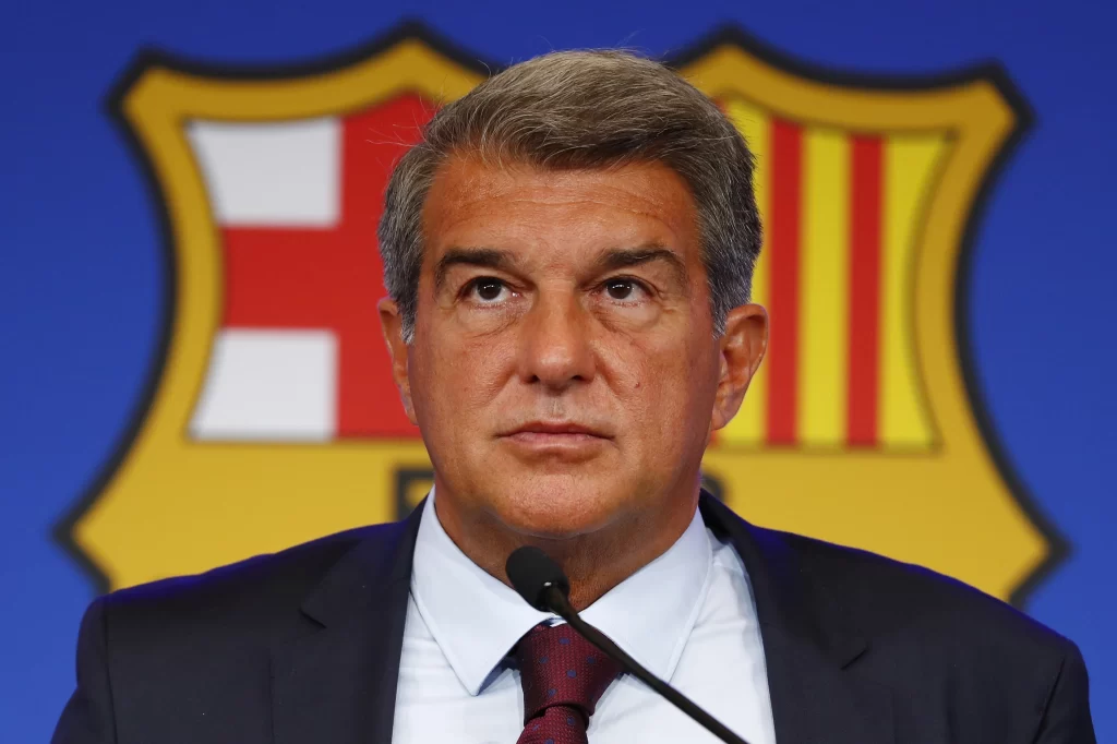 El presidente del equipo de FC Barcelona con el escudo de fondo.