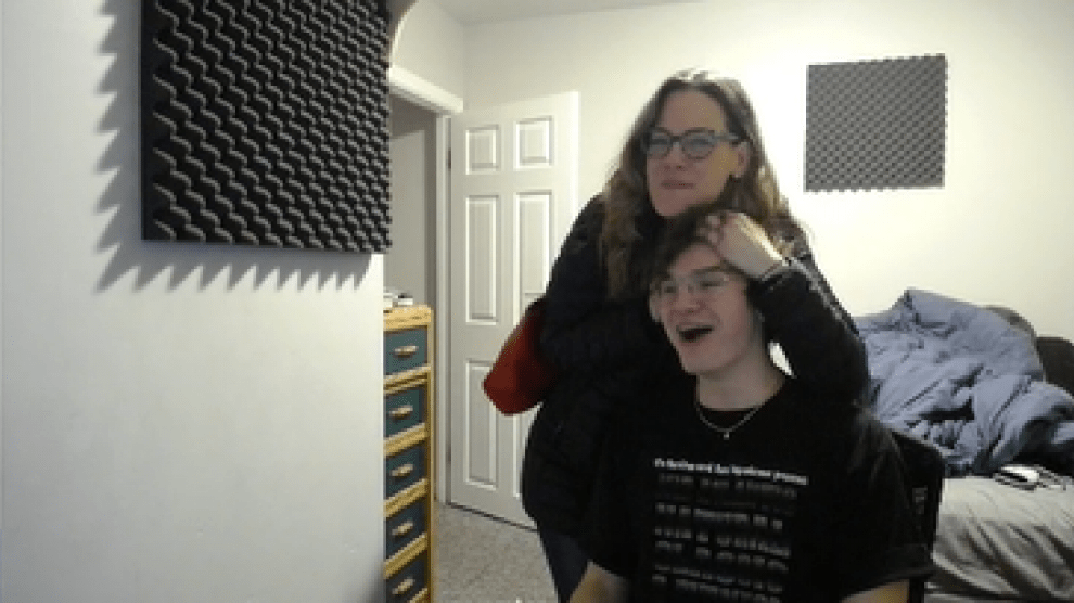 Entrañable momento de Streamer con su madre en Twitch